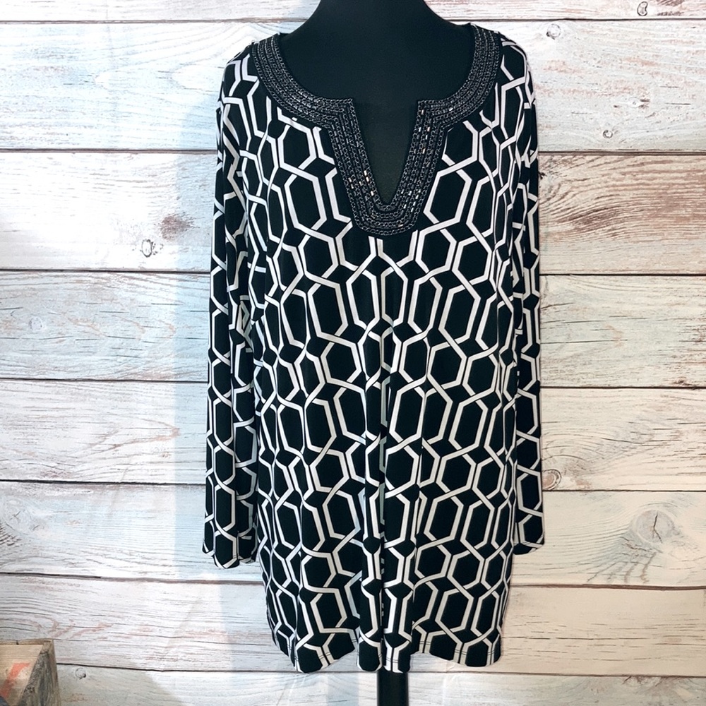 30/32 black and white tunic top. Soft by Avenue. Long sleeve. Beaded neckline